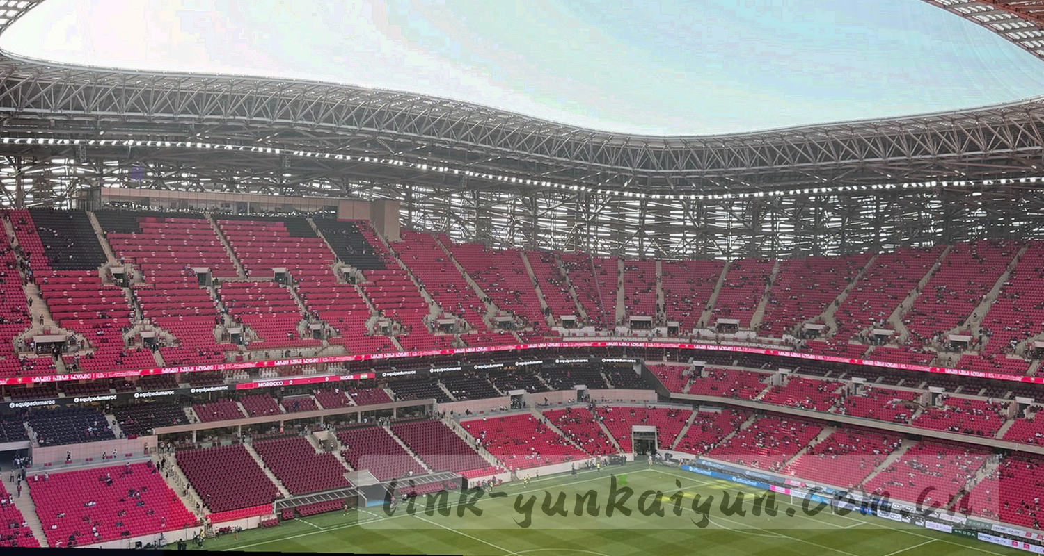 深夜办公区里多块屏幕并排显示赛程表与数据曲线，画面中人物只以背影剪影出现，没有面部细节